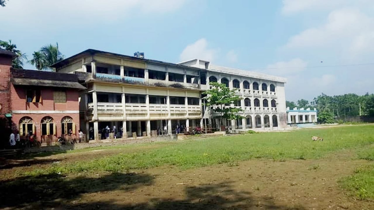 ভুল প্রশ্নপত্রে এসএসসি পরীক্ষা, কেন্দ্র সচিবসহ বহিষ্কার ৪