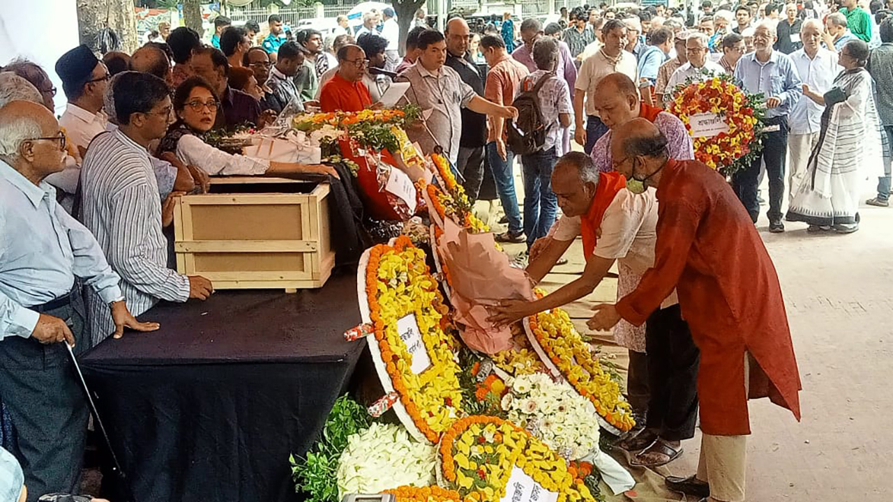 ভাষাসংগ্রামী আহমদ রফিকের কফিনে সর্বস্তরের মানুষের শ্রদ্ধা