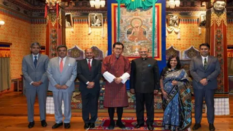 ভুটানে নির্বাচনি সহযোগিতা বাড়াচ্ছে ভারত