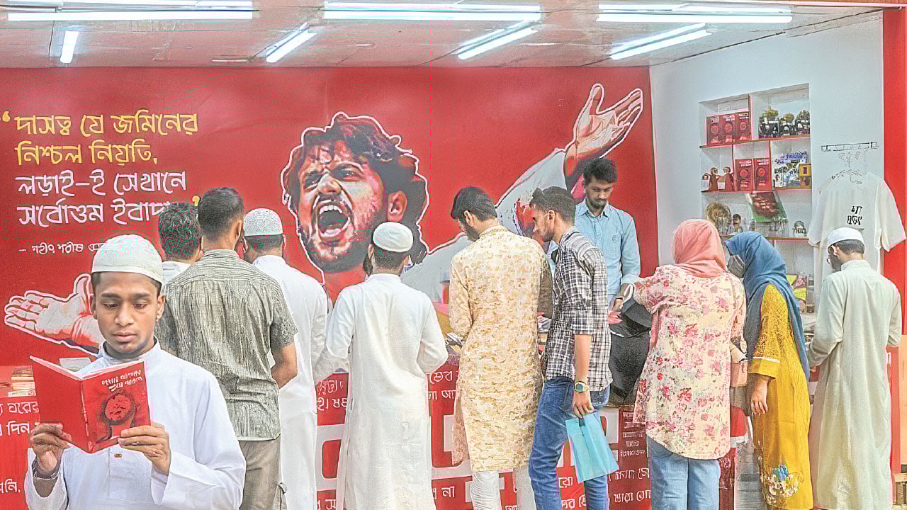 বইয়ের মান নিয়ে প্রশ্ন, দাম নিয়ে অসন্তোষ পাঠকদের