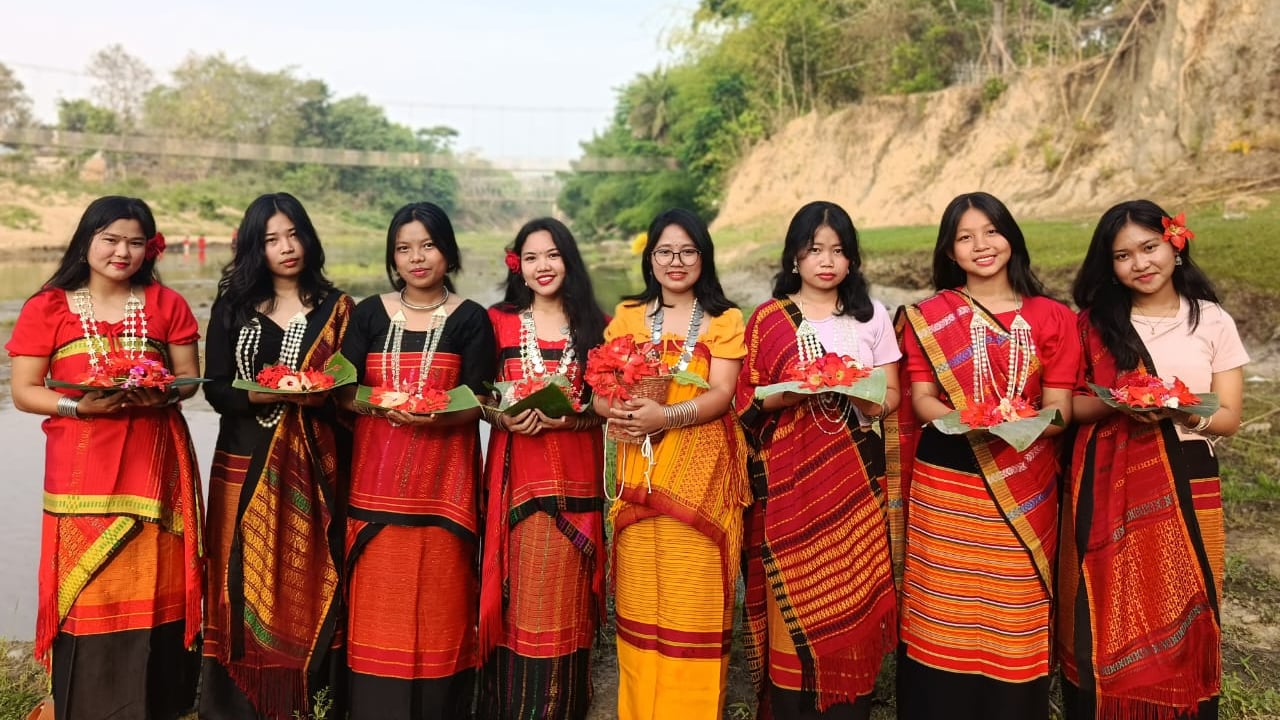 নদীতে ফুল নিবেদনের মধ্য দিয়ে তঞ্চঙ্গ্যা সম্প্রদায়ের বিষু উদযাপন