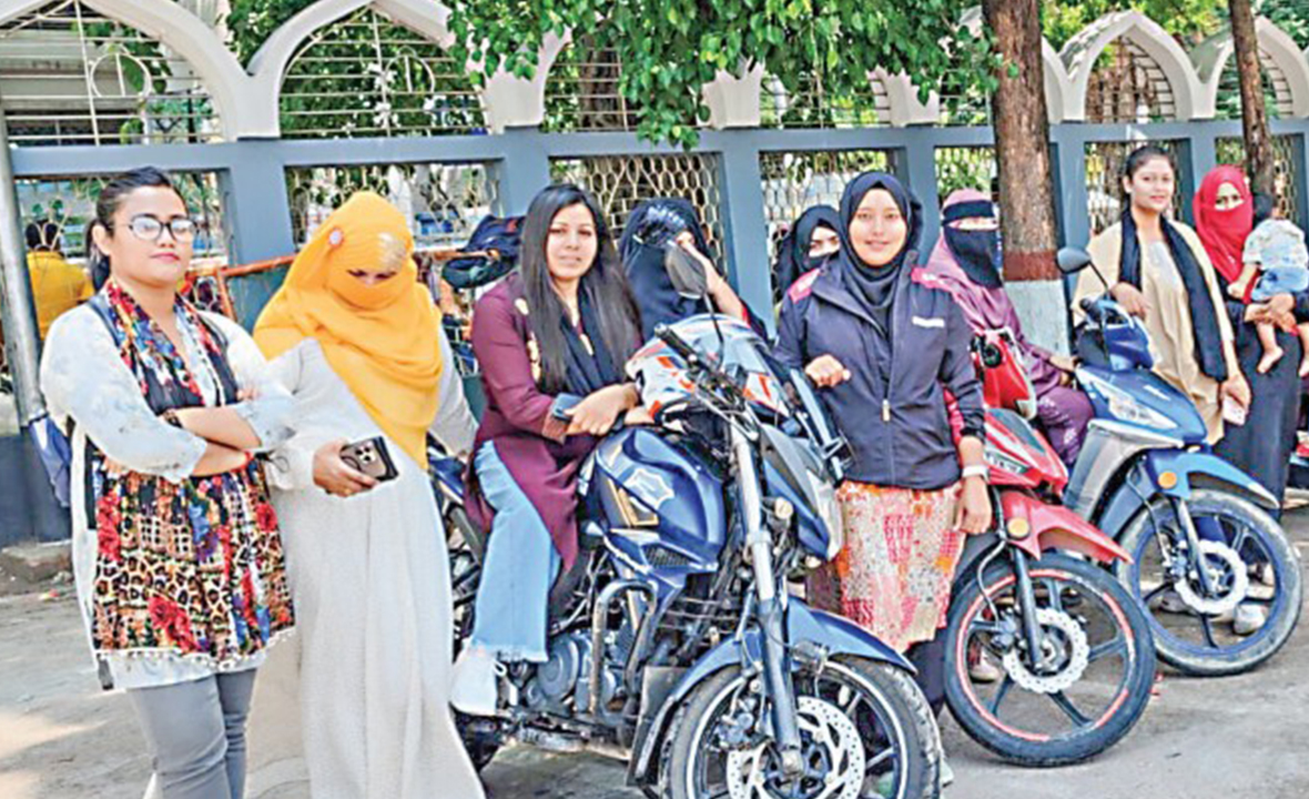 কুমিল্লার সড়কে রঙবেরঙের স্কুটি-বাইক নিয়ে ছুটছেন নারীরা