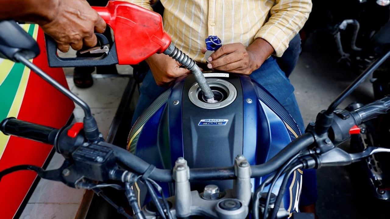 মোটরসাইকেলে সর্বোচ্চ ৫ লিটার তেল নেওয়া যাবে: বিপিসি