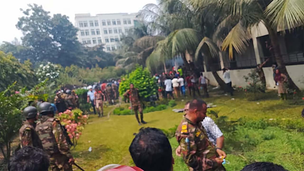 উত্তরায় প্রশিক্ষণ বিমান বিধ্বস্ত: পাইলট নিহত, শিক্ষার্থীসহ হতাহত অনেক