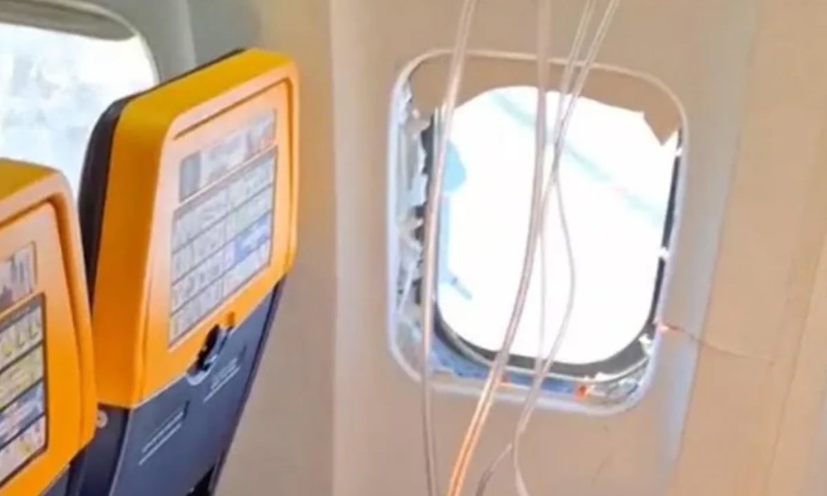 মাঝ আকাশে বিমানের জানালা ভেঙে বের হয়ে গেল যাত্রীর মাথা