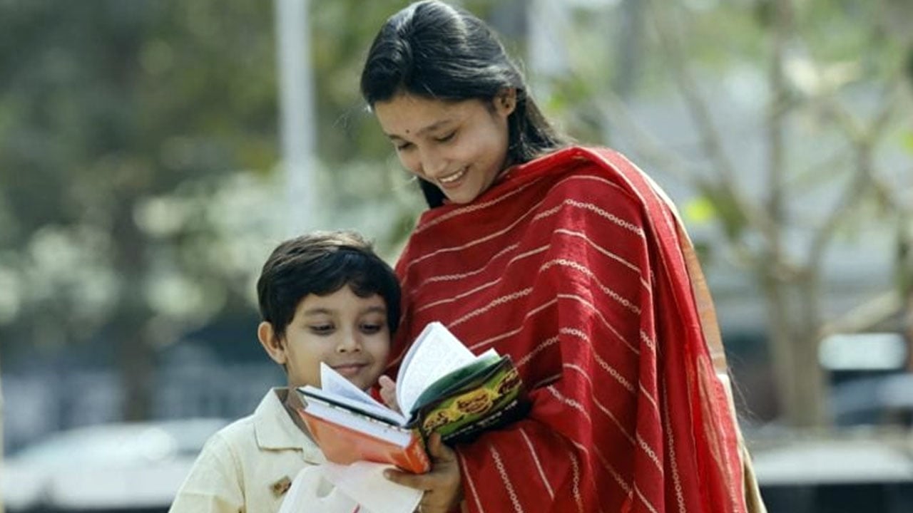 সন্তানদের নিয়ে এলেন বাবা-মা, চান বইয়ের সঙ্গে বন্ধন বাড়াতে