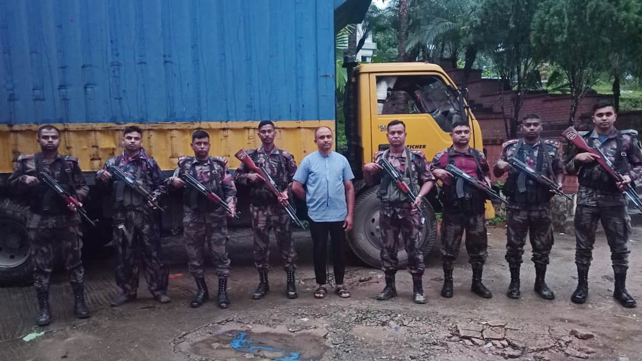বড়লেখায় ট্রাকভর্তি ভারতীয় জিরা উদ্ধার, গ্রেপ্তার ১