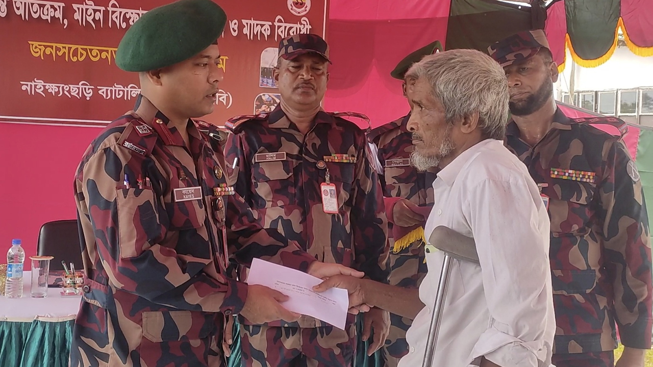 মাইন বিস্ফোরণে আহতদের সহায়তায় বিজিবির চিকিৎসা ক্যাম্প