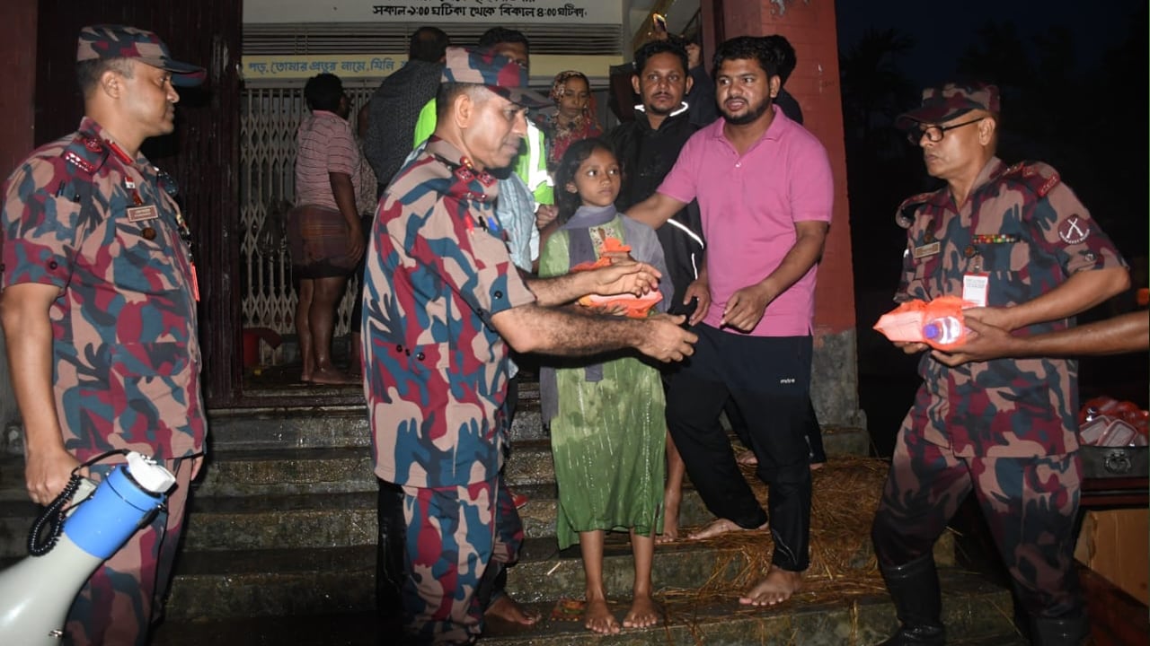 ফেনীতে বন্যায় ক্ষতিগ্রস্তদের পাশে বিজিবি