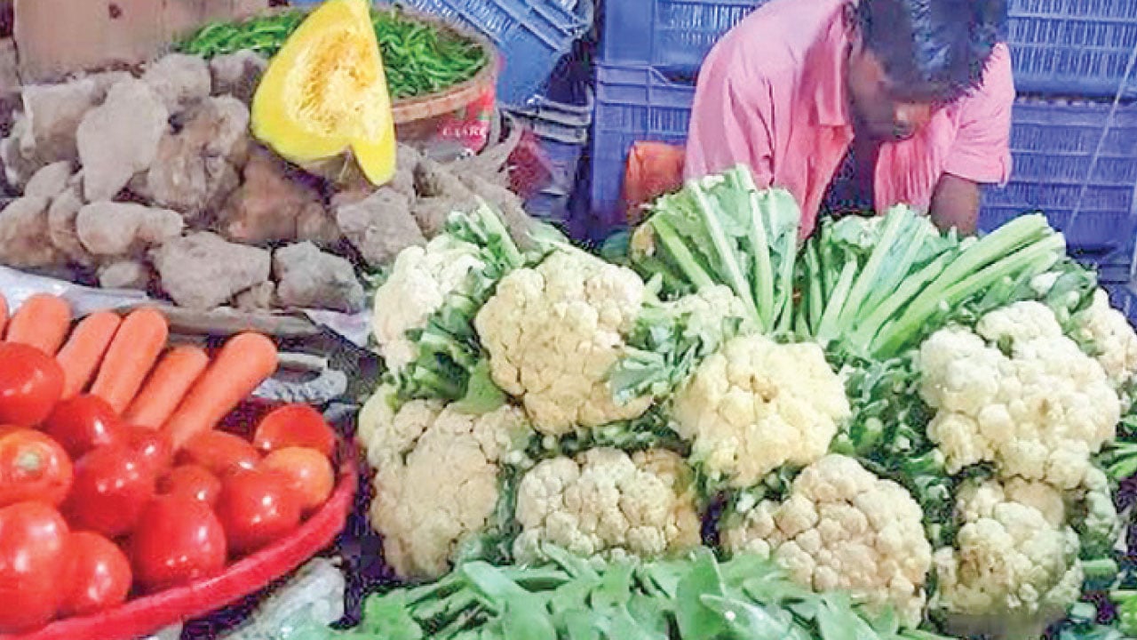 সবজির দাম কমলেও বেড়েছে মুরগি ও আমদানি মসলার দাম