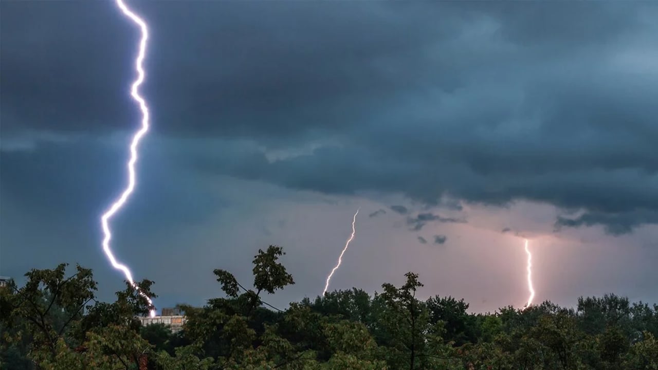 ৭ জেলায় বজ্রপাতে শিশুসহ ১৪ জনের মৃত্যু