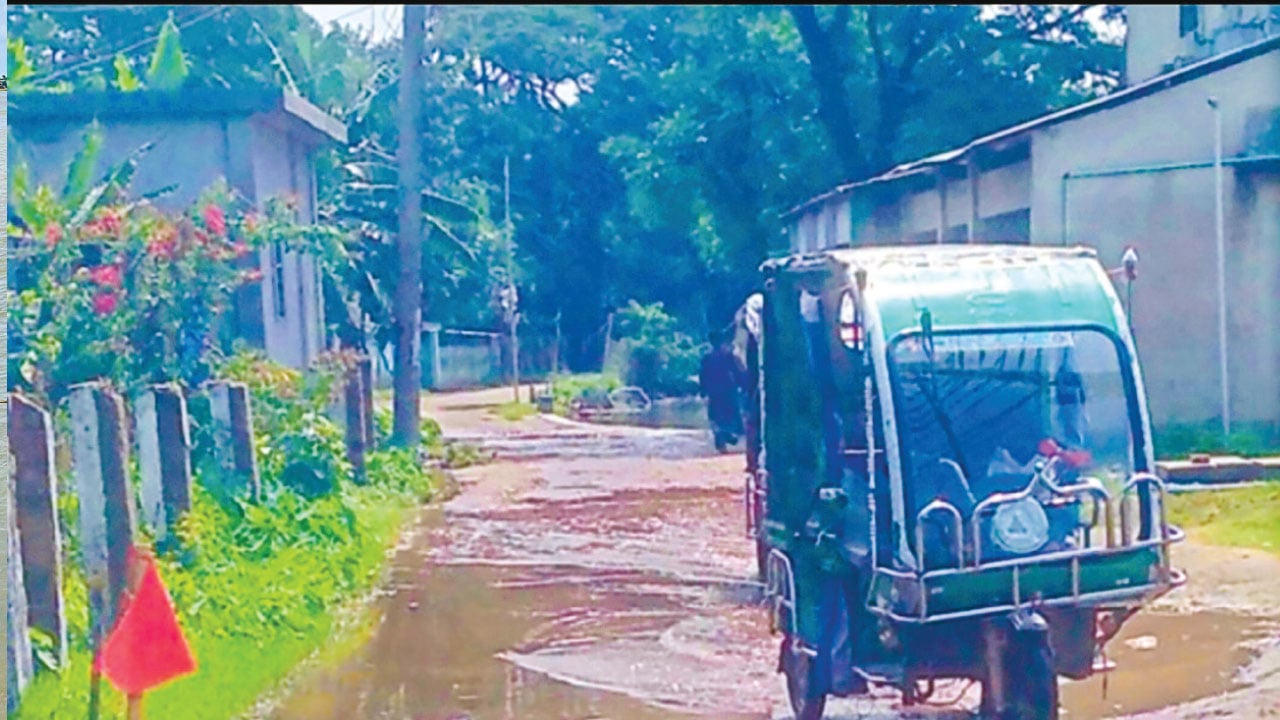 বাজিতপুরে রাস্তার বেহাল দশায় সাধারণ মানুষের ভোগান্তি