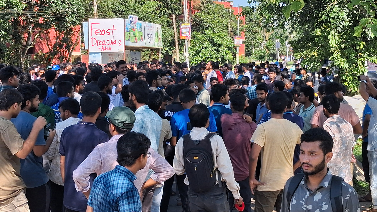 হল ছাড়ার নির্দেশ প্রত্যাখ্যান করে বাকৃবি শিক্ষার্থীদের বিক্ষোভ