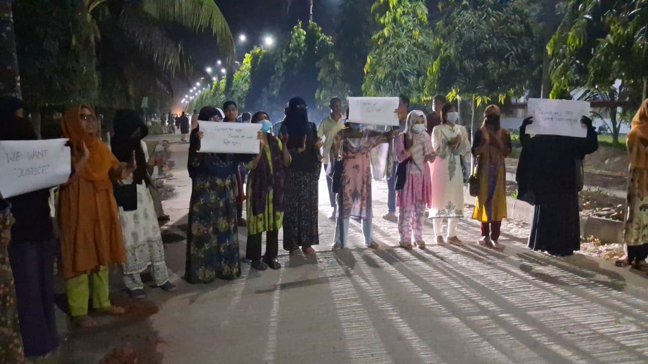 বাকৃবির খালেদা জিয়া হলে সিট চেয়ে ছাত্রীদের বিক্ষোভ