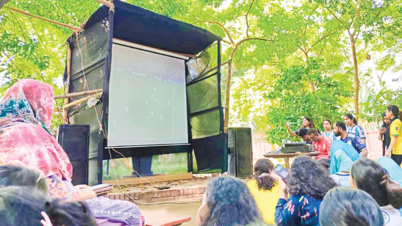 বকুলতলায় বড় পর্দায় খেলা দেখা