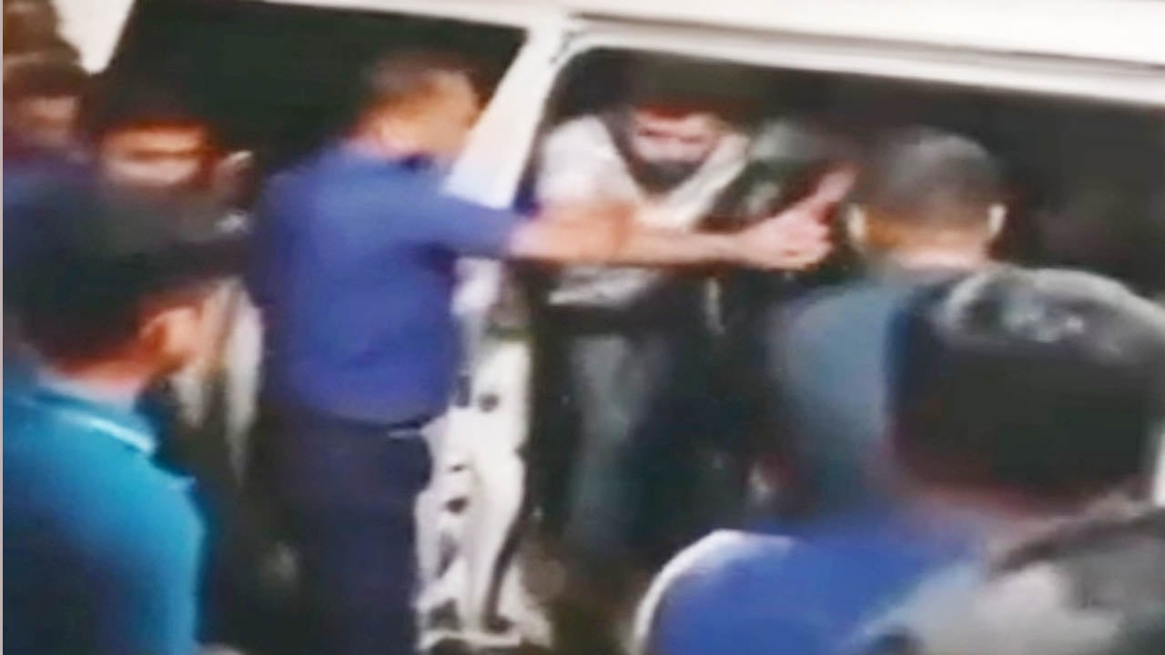 বাকেরগঞ্জে পুলিশের সামনে আসামির ওপর হামলা