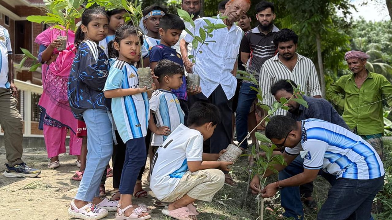 মানিকগঞ্জে আর্জেন্টিনা সমর্থকদের বৃক্ষরোপণ