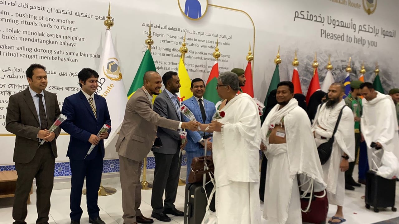 সৌদি আরব পৌঁছেছে প্রথম হজ ফ্লাইট