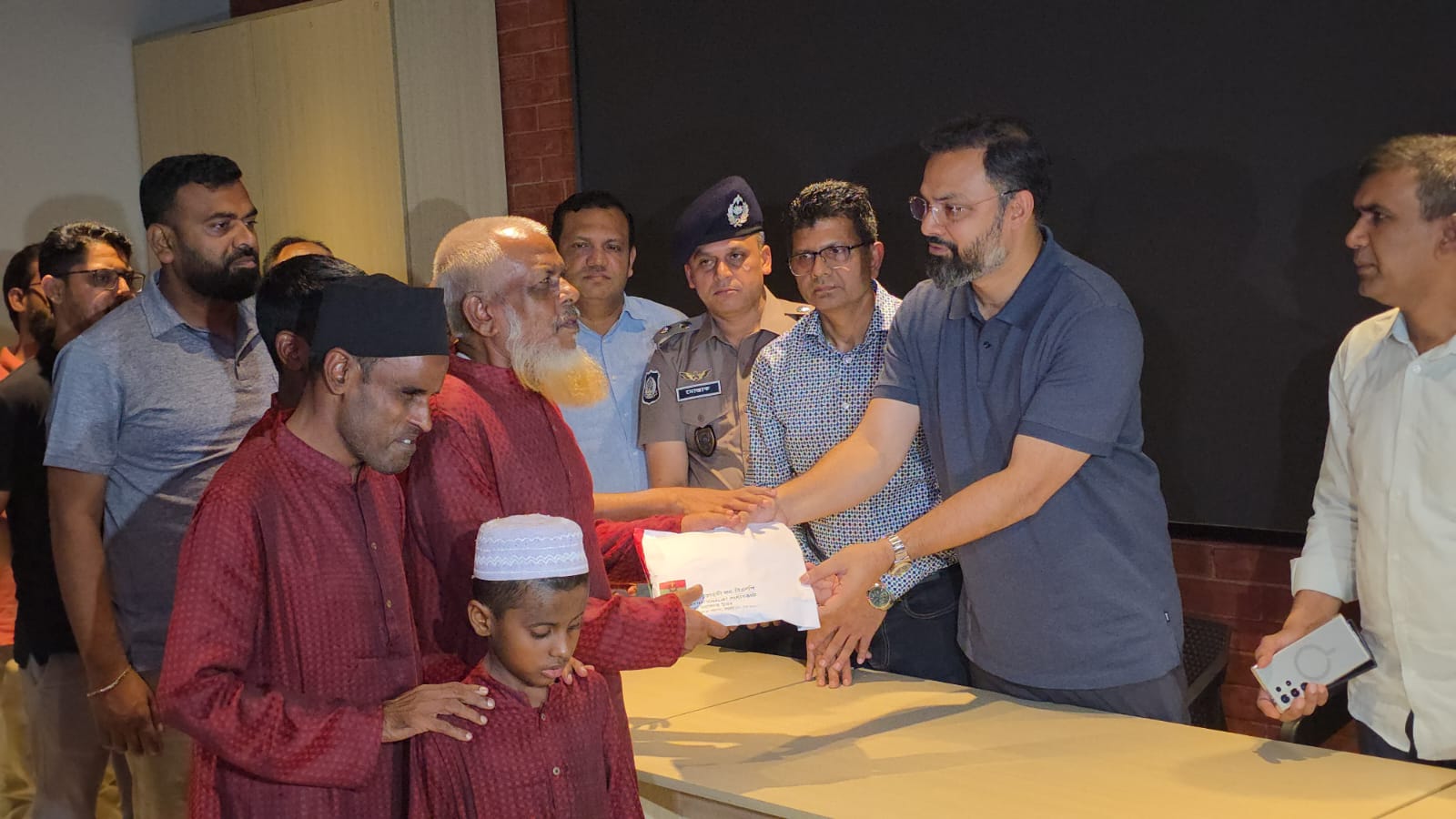 ব্রাহ্মণবাড়িয়ার দৃষ্টি প্রতিবন্ধী সংগীতশিল্পী পরিবারকে অর্থ সহায়তা দিলেন যুব ও ক্রীড়া প্রতিমন্ত্রী