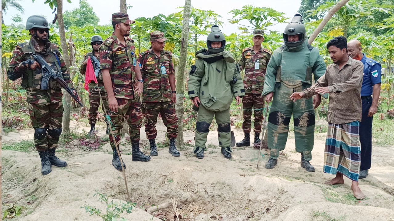 চুয়াডাঙ্গায় কৃষি জমিতে পাওয়া ৭টি ল্যান্ডমাইন নিষ্ক্রিয় করলো সেনাবাহিনী