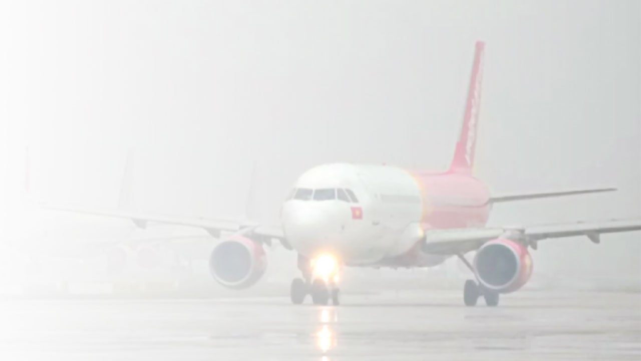 ঘন কুয়াশায় বিপাকে এয়ারলাইনস দুর্ভোগের শিকার যাত্রীরা