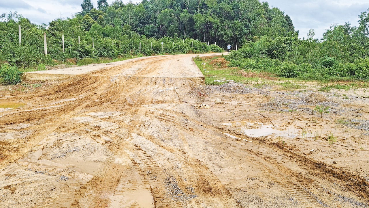 বন বিভাগের আপত্তিতে মাঝপথে থেমে গেল কাজ