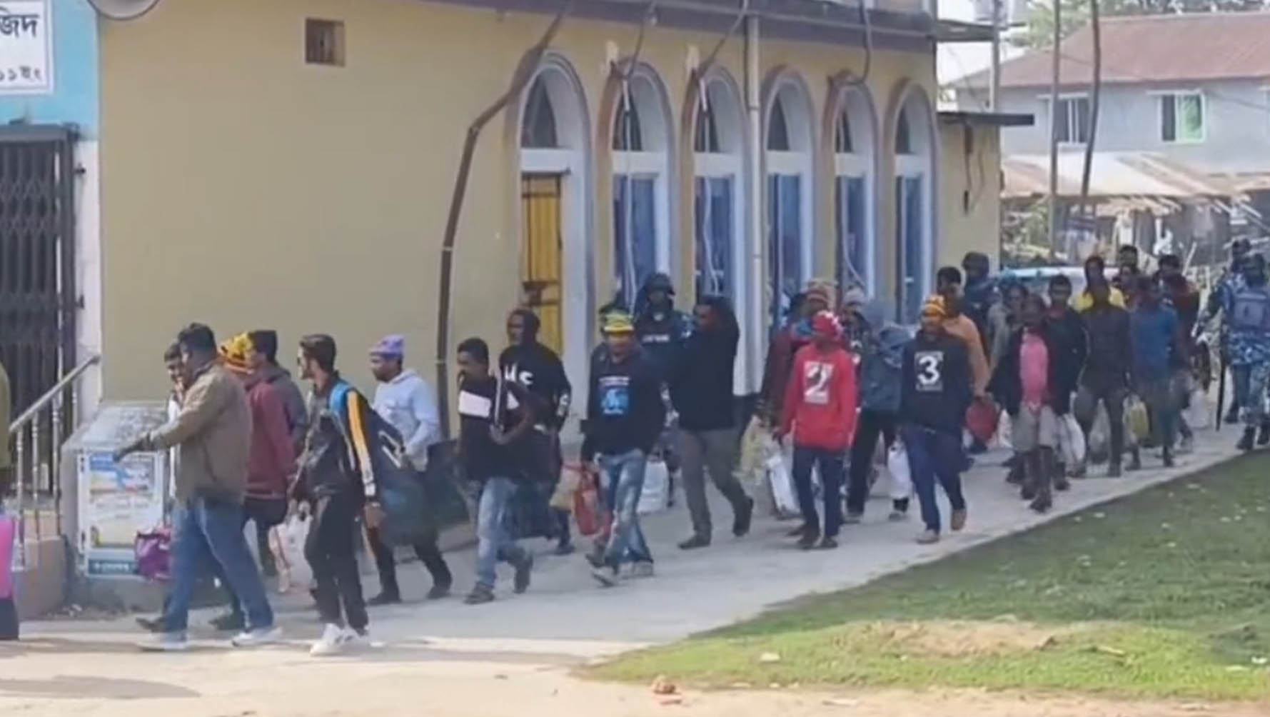 নৌবাহিনীর হাতে আটক হওয়া ভারতীয় ৩১ জেলে কারামুক্ত