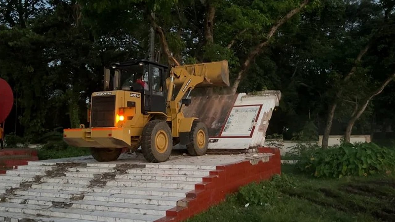 ‘বঙ্গবন্ধু ম্যুরাল’ গুঁড়িয়ে দিলো ছাত্র-জনতা