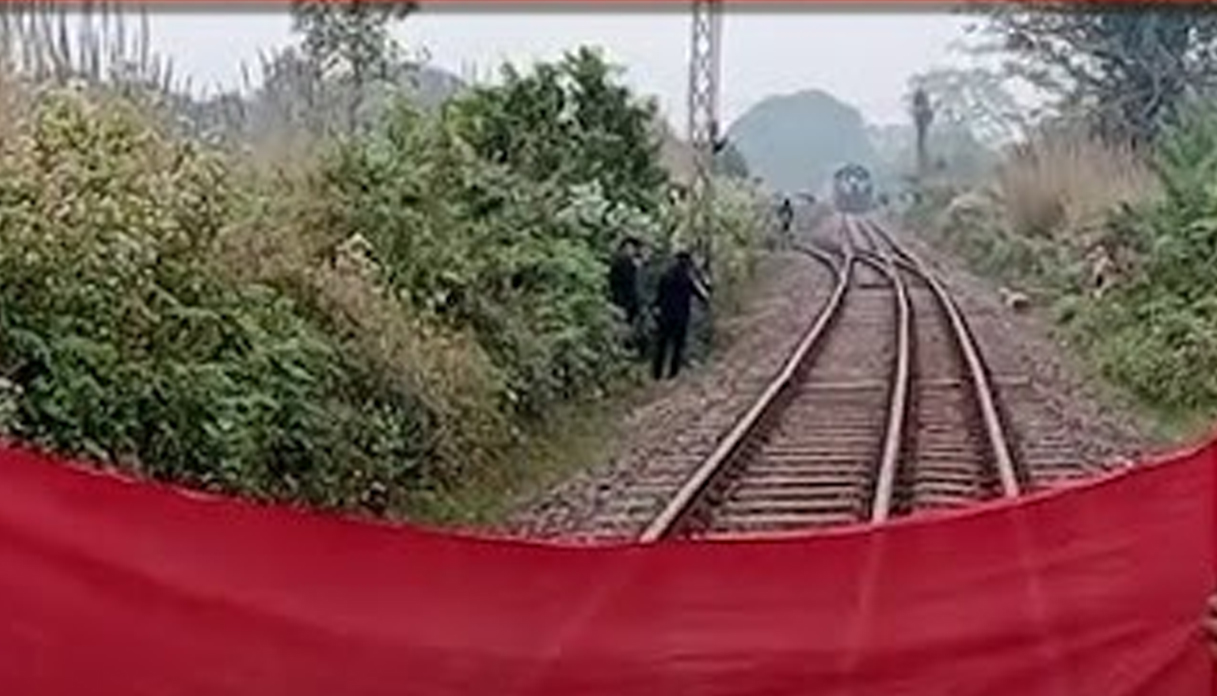 গাজীপুরে অল্পের জন্য রক্ষা পেল ১২শ ট্রেনযাত্রী
