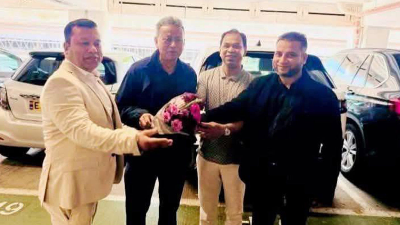 বিমানবন্দরে আমীর খসরুকে স্বাগত জানালেন বিএনপি নেতারা