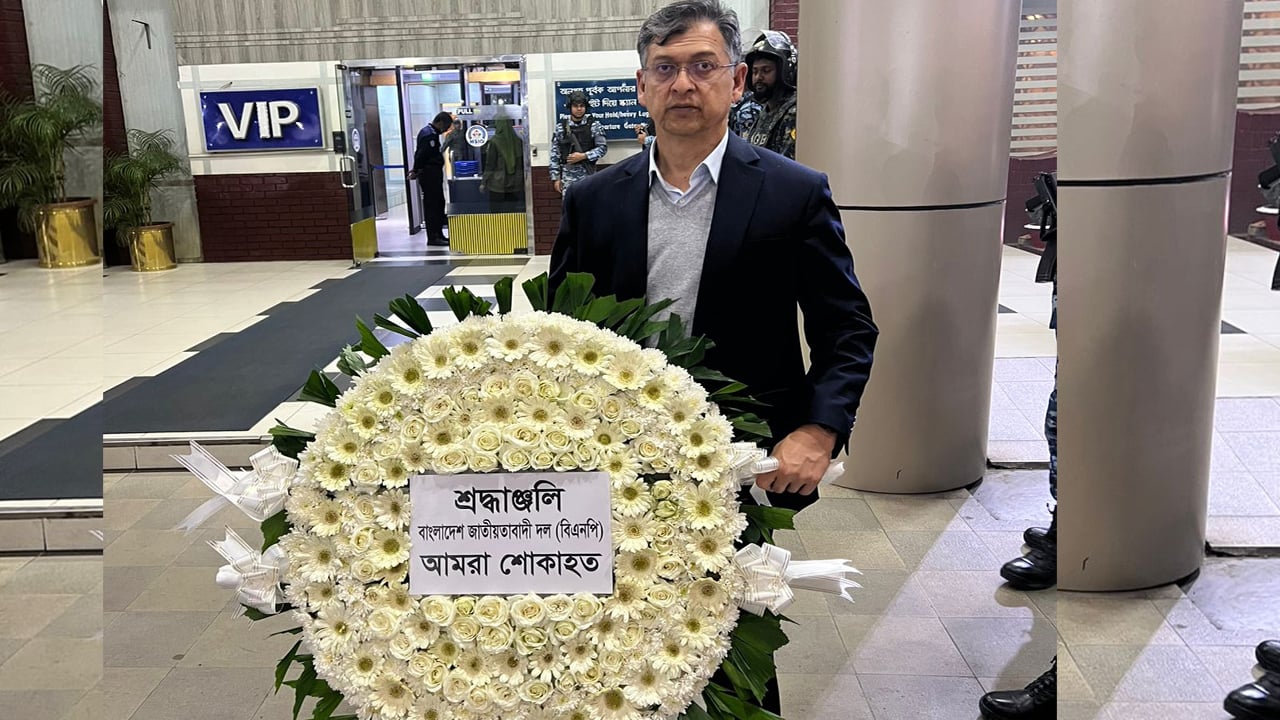 বিমানবন্দরে হাদির কফিনে বিএনপির শ্রদ্ধা