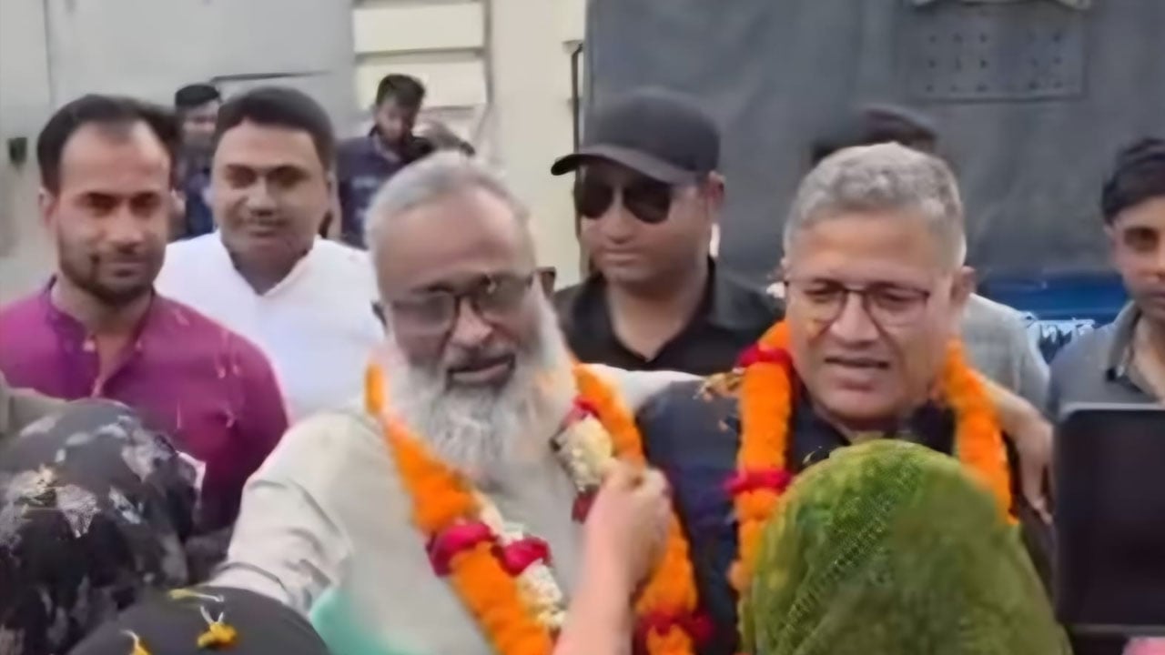 জেলগেটে আ.লীগ নেতাকে ফুলের মালা দিয়ে বরণ করলেন বিএনপির এমপি