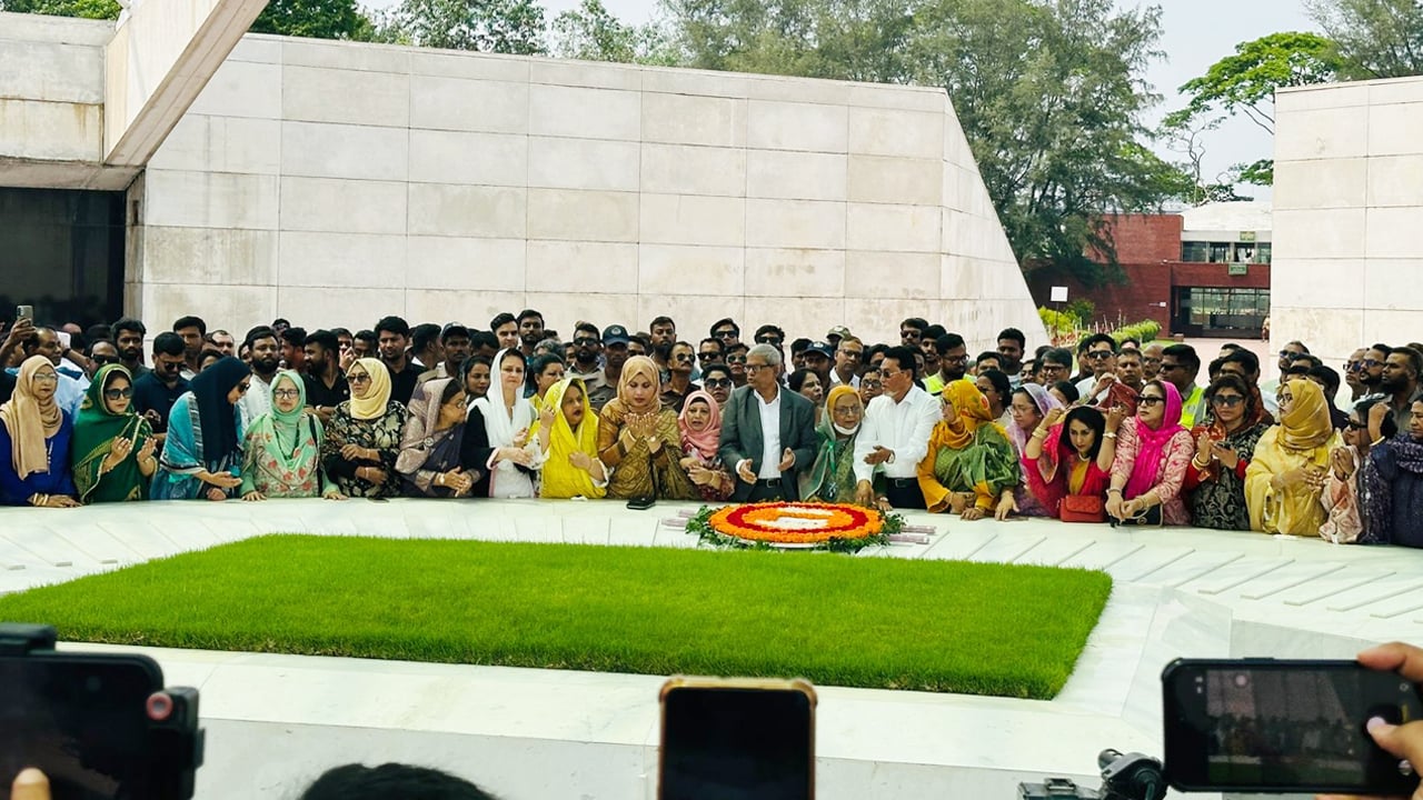 জিয়া ও খালেদা জিয়ার সমাধিতে বিএনপির সংরক্ষিত আসনের এমপিদের শ্রদ্ধা