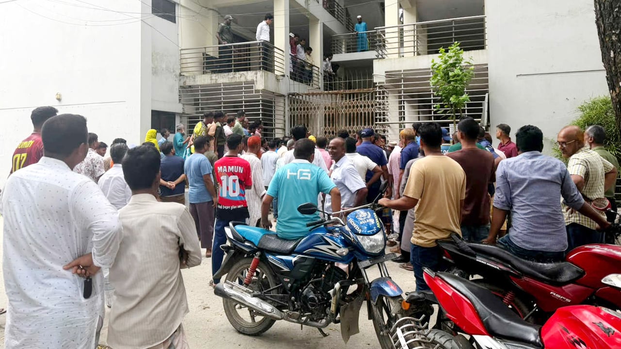 গরু নিলামকে কেন্দ্র করে বিএনপি-জামায়াত হাতাহাতি