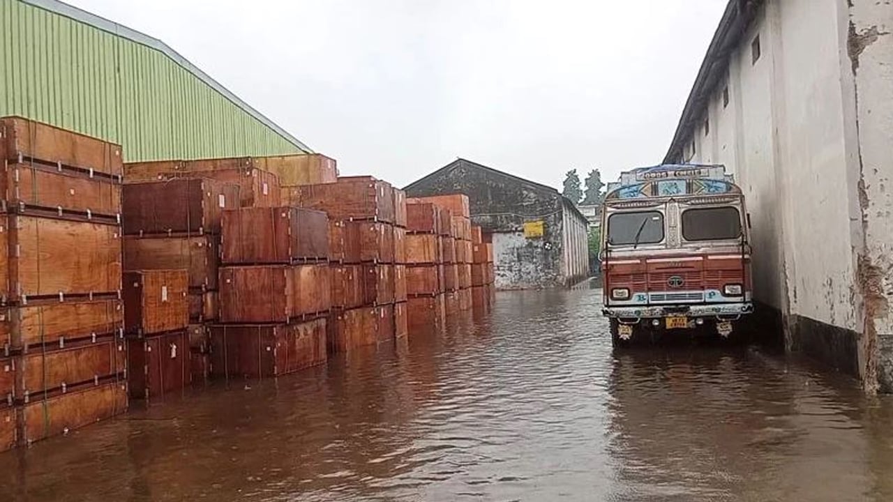 বেনাপোল বন্দরে হাঁটুপানি, কোটি টাকার পণ্য পানিতে