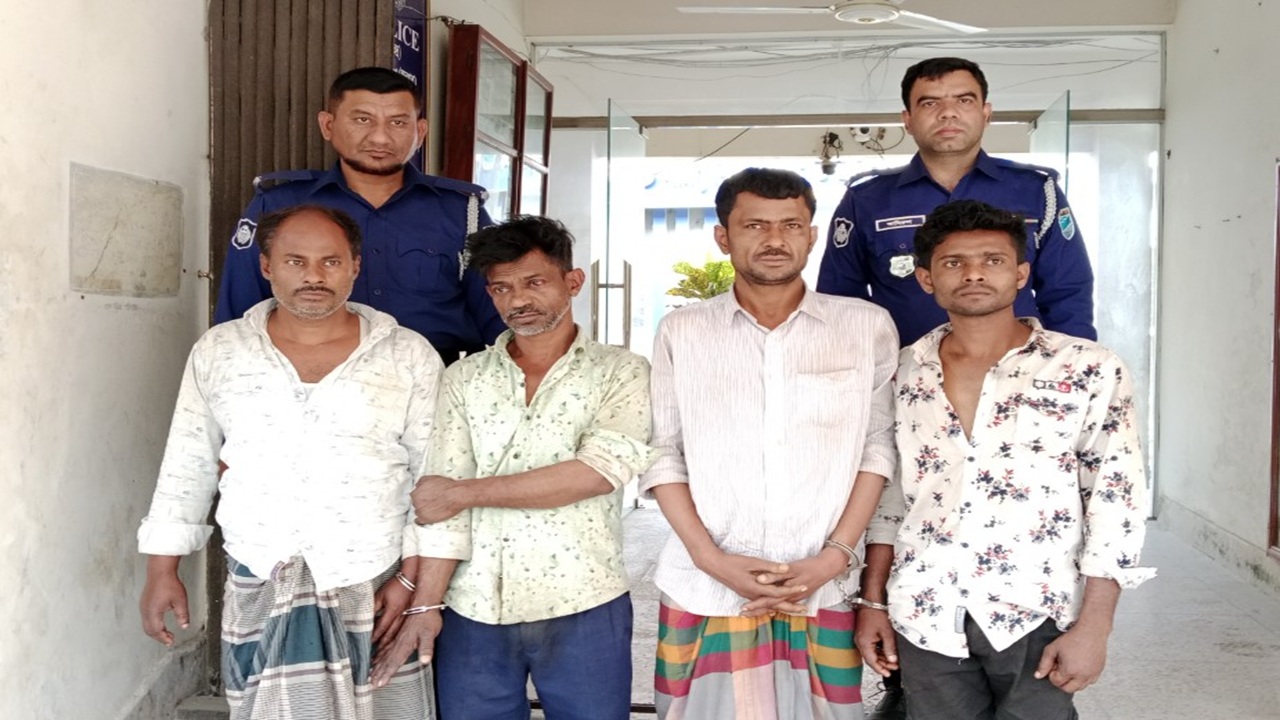 বোয়ালমারীতে যৌথ অভিযানে আটক ৪ মাদক ব্যবসায়ী