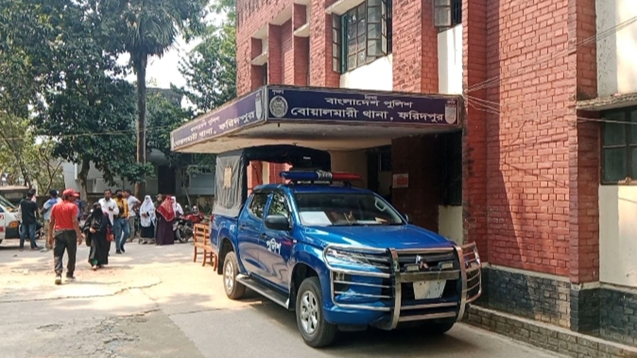 বোয়ালমারীতে ট্রেনের নিচে কাটা পড়ে গৃহবধূর মৃত্যু