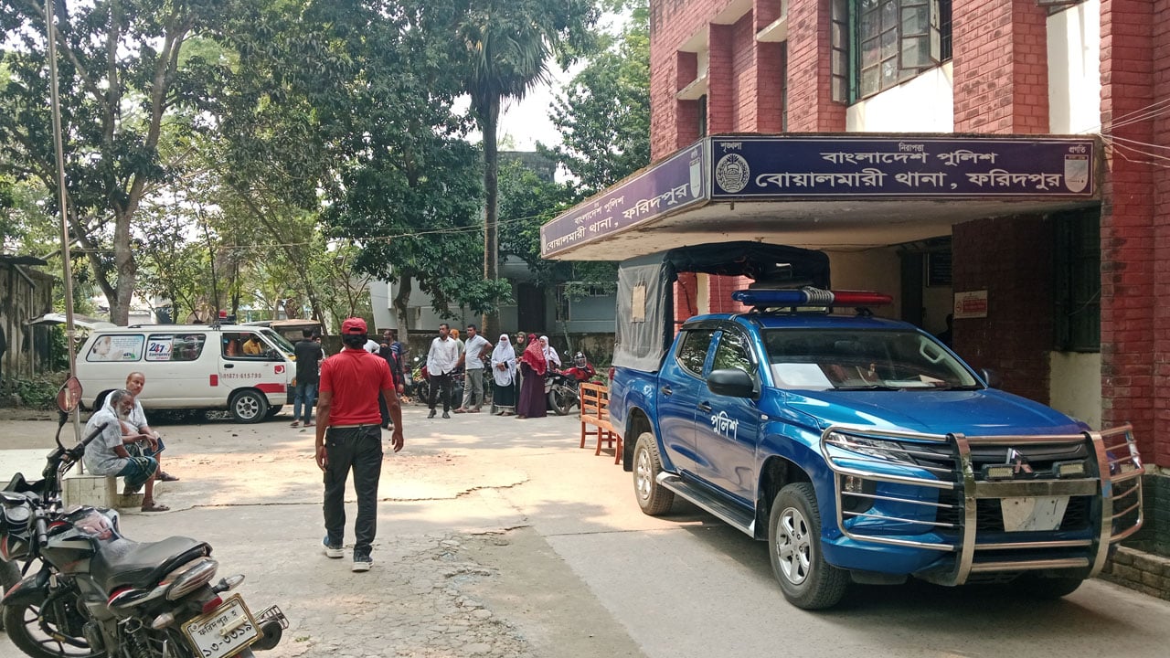 বোয়ালমারীতে বাঁশের মাচা থেকে পড়ে শিশুর মৃত্যু
