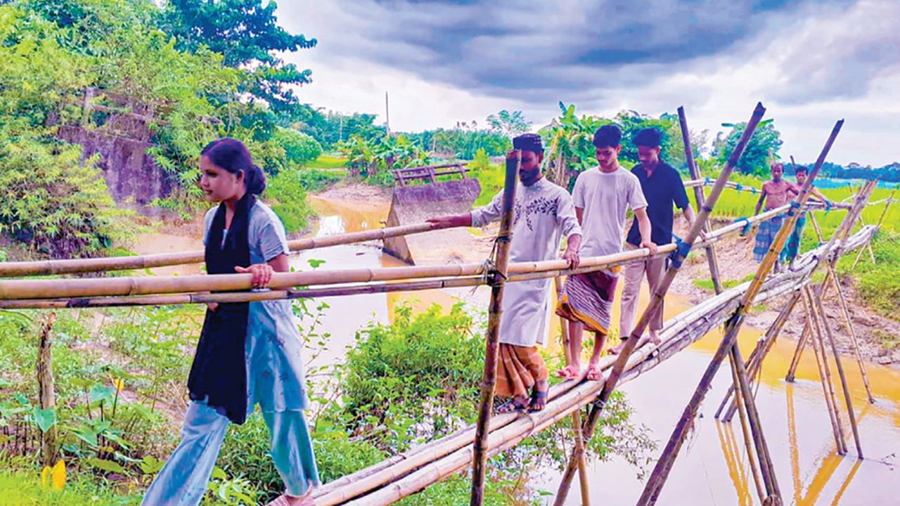 কুলাউড়ার ৩০ গ্রামের বাসিন্দাদের ভরসা সাঁকো