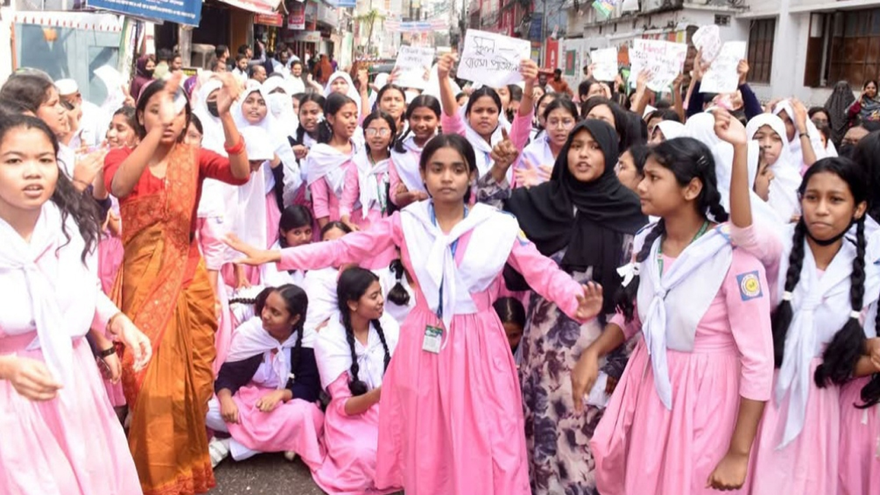 দিনভর আন্দোলন, স্কুলে ঢুকতেই শুরু হয় ছাত্রীদের চুলোচুলি