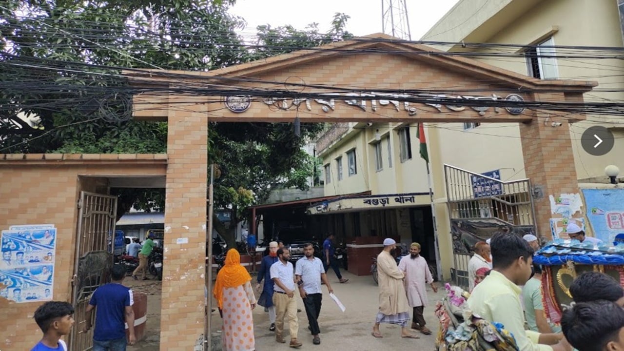 বগুড়ায় রাতে ঘরে ঢুকে মা-মেয়েকে কুপিয়ে 
হত্যা