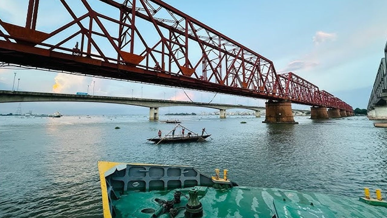 অস্ত্রের মুখে বাদাম ব্যবসায়ীদের জিম্মি করে ৩৫ লাখ টাকা লুট