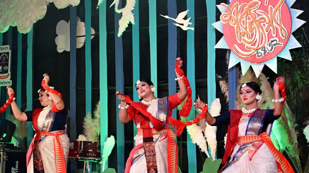 ঢাবির বকুলতলায় সুর ও ছন্দে শরৎ উৎসব উদযাপন