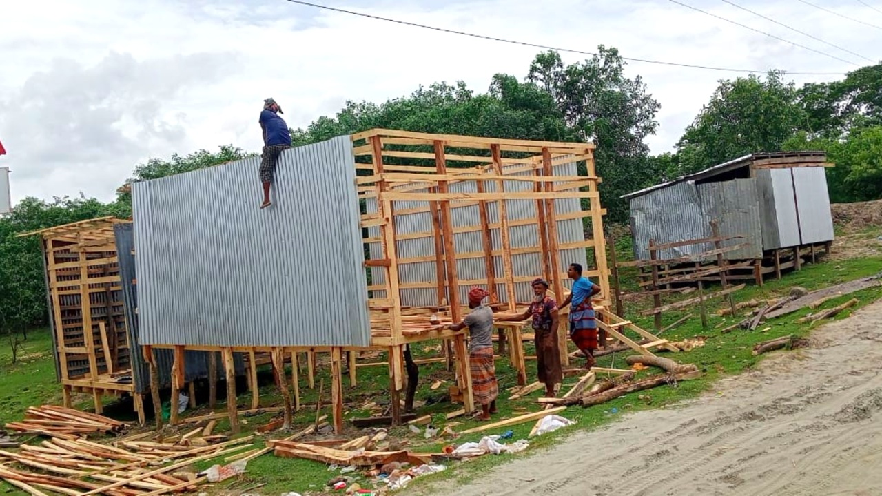 সবুজ বেষ্টনী উজাড় করে বেড়িবাঁধে দোকান নির্মাণ, নীরব প্রশাসন
