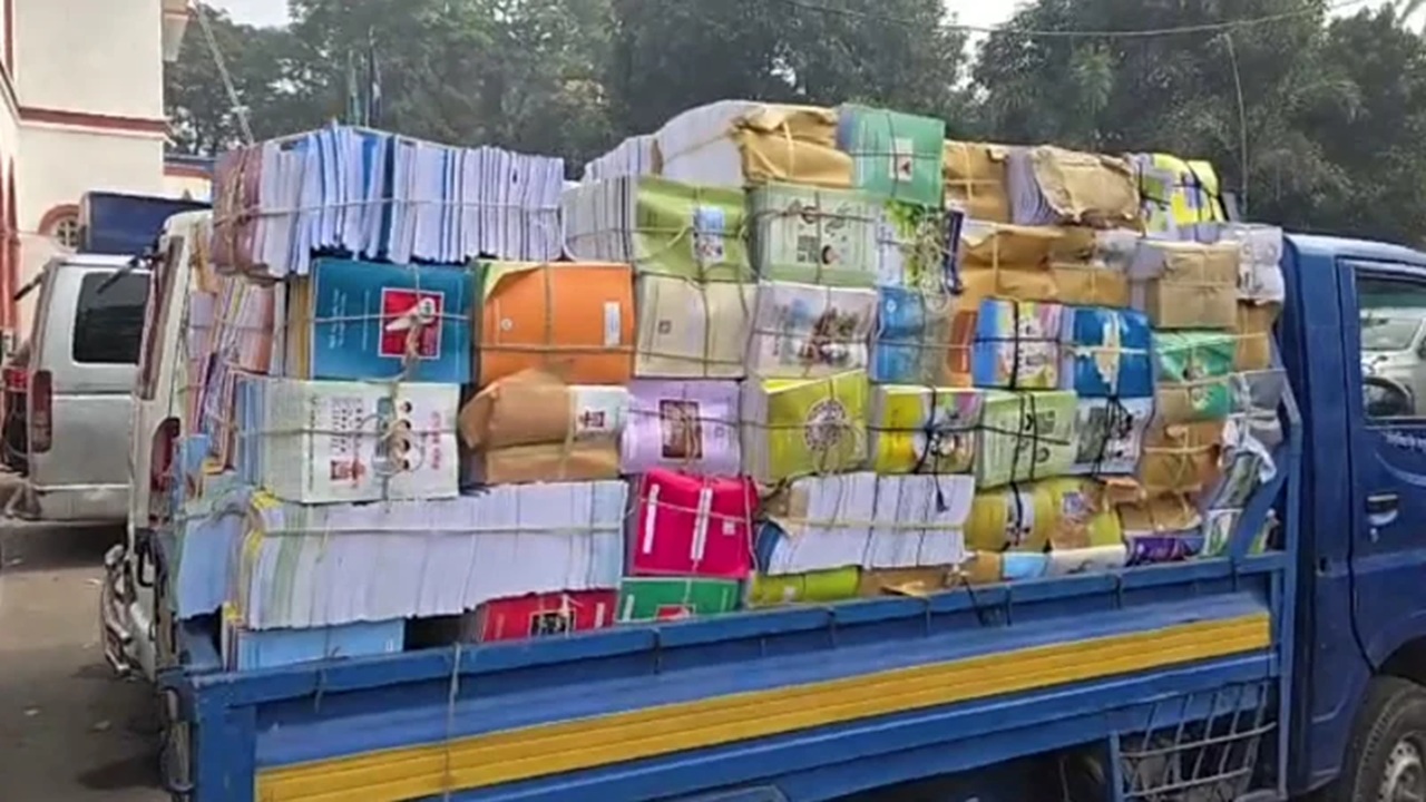 বিনামূল্যের দুই ট্রাক বই জব্দ, আটক ২