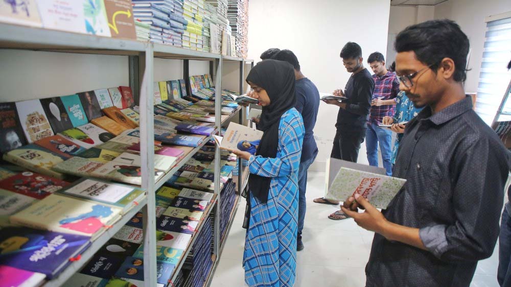হামলার ঘটনা প্রভাব ফেলেনি মেলায়, নিরাপত্তা জোরদার