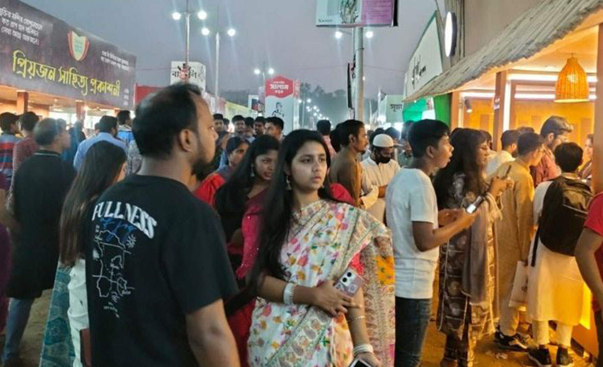 ভাষা দিবসে প্রাণোচ্ছল বইমেলায় ক্রেতার ঢল