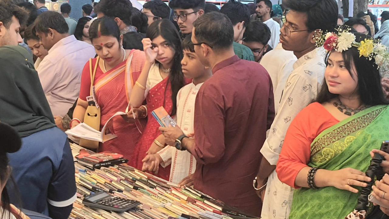 দর্শনার্থী সমাগম ব্যাপক, বিক্রি আশানুরূপ নয়