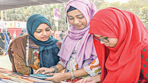 ভিড় কম থাকায় স্বাচ্ছন্দ্যে বেচাকেনা, শিশুরাও প্রফুল্ল