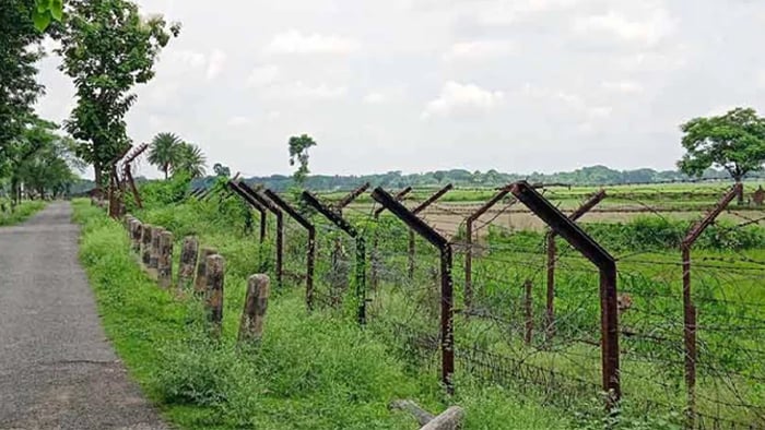ঝিনাইদ‌হ সীমান্তে ভারতীয় নাগরিকসহ আটক ১১